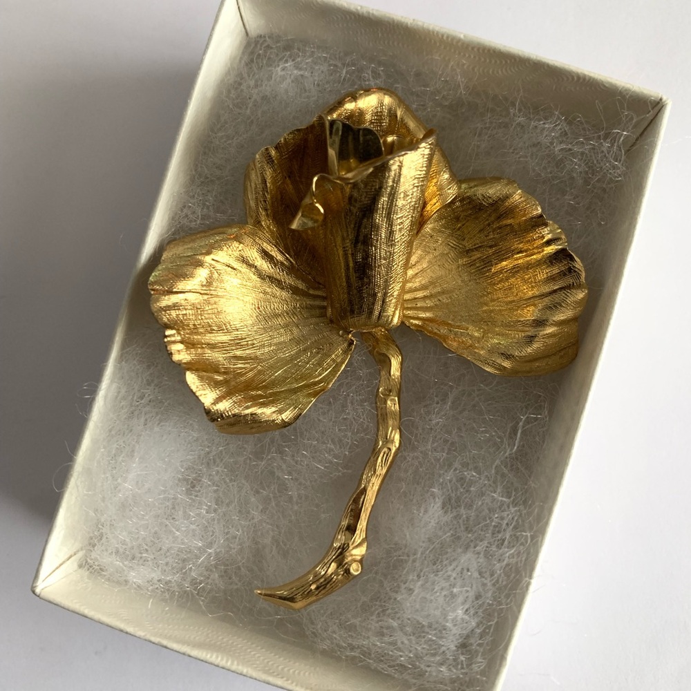 Valenza Rose Flower Brooch, textured gold tone, 1980s jewelry